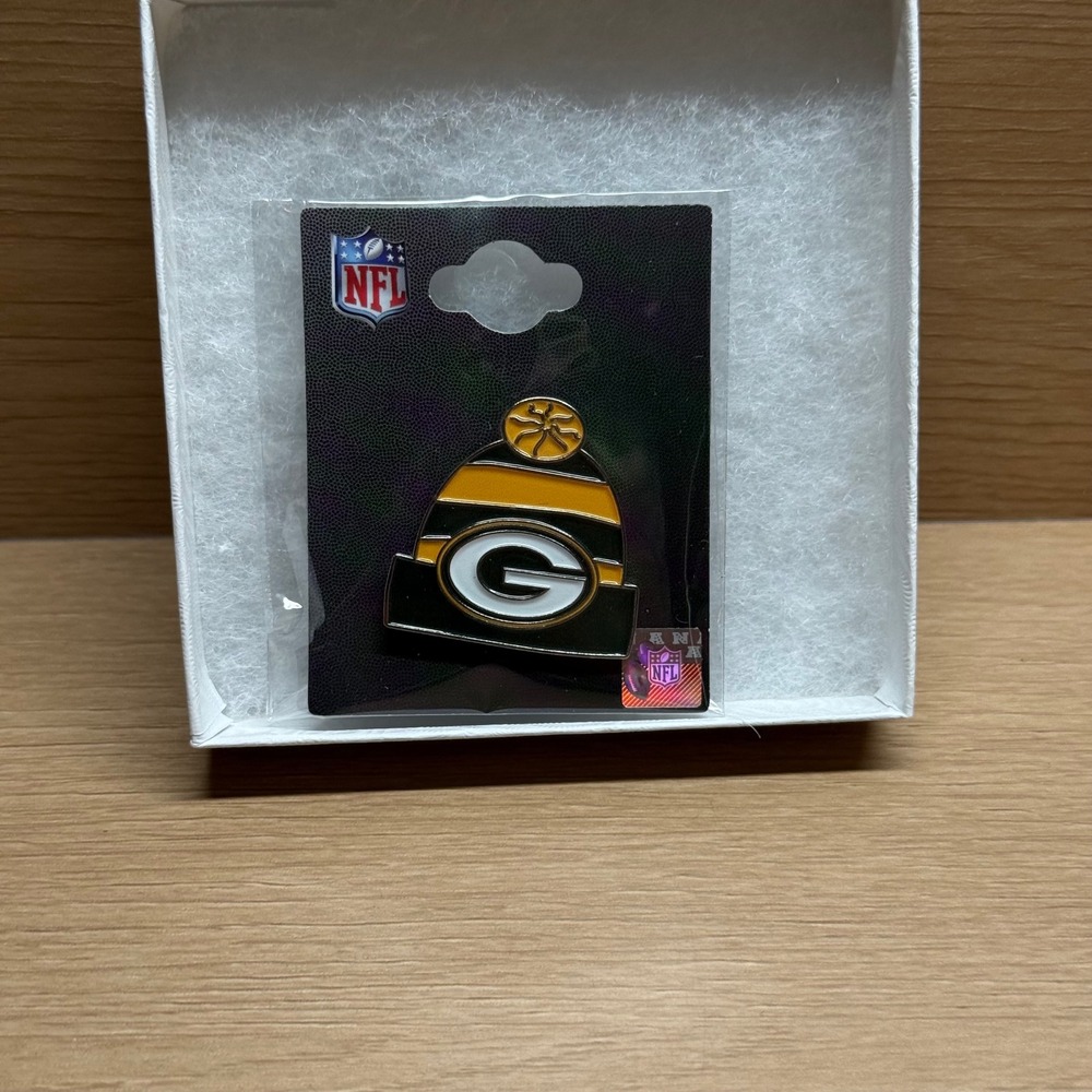 Green Bay‎ Packers NFL Beanie Hat Enamel Pin Green Gold White Logo Aminco New